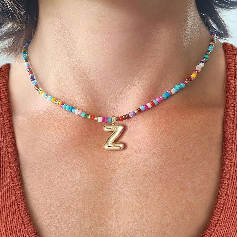 Halskæde med initialer i perle