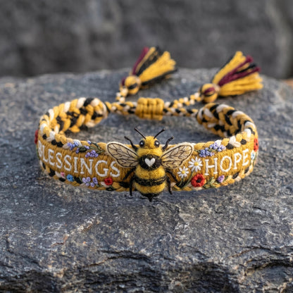 🌼Velsignelser & håb 🐝2026 Limited Edition – håndlavet armbånd med vævet bi-motiv