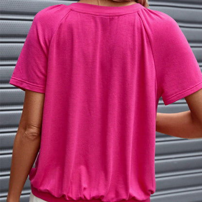 Plisseret kortærmet T-shirt med V-hals til kvinder