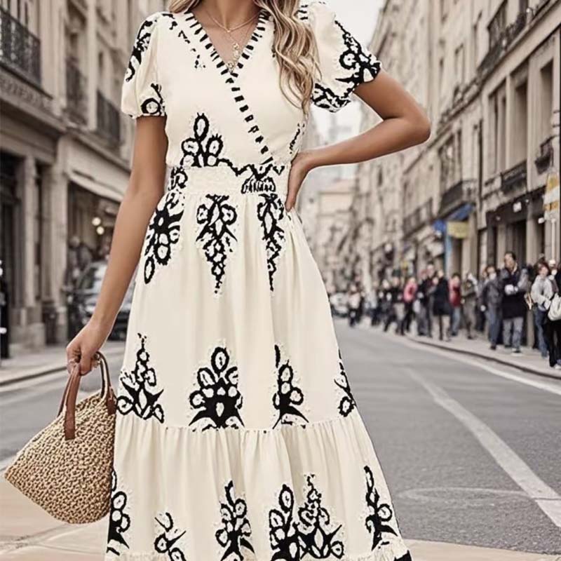 Boho-maxi-kjole md flæser og lommer – V-hals, smocket talje og lagdelt nederdel
