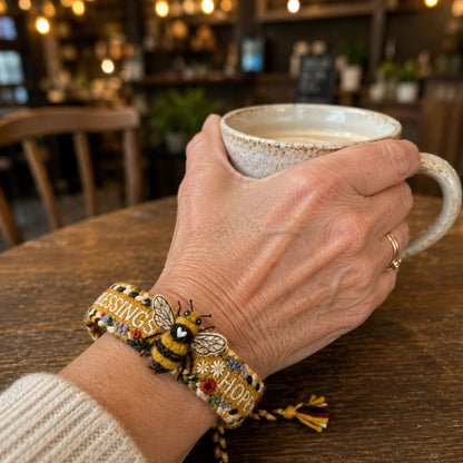 🌼Velsignelser & håb 🐝2026 Limited Edition – håndlavet armbånd med vævet bi-motiv