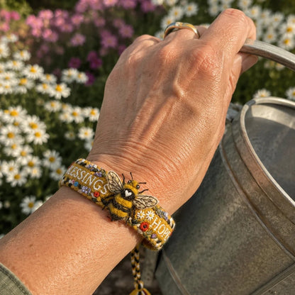🌼Velsignelser & håb 🐝2026 Limited Edition – håndlavet armbånd med vævet bi-motiv