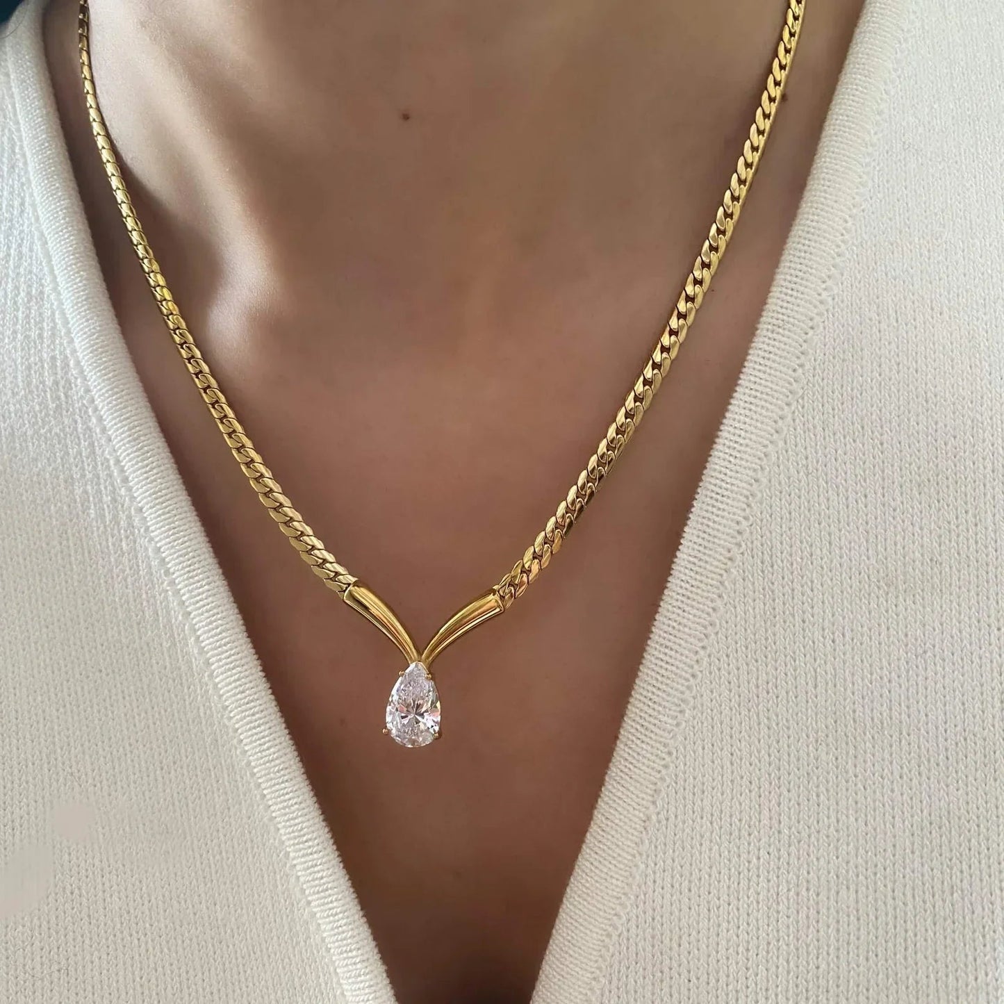 Halskæde med zirkonia knogle og kraveben ✨