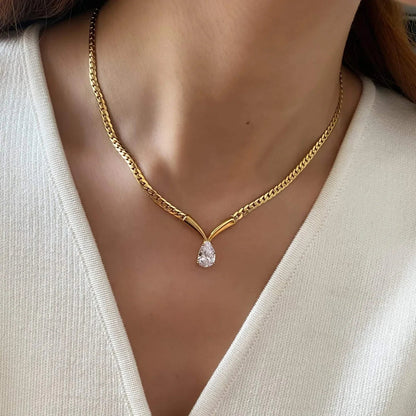 Halskæde med zirkonia knogle og kraveben ✨