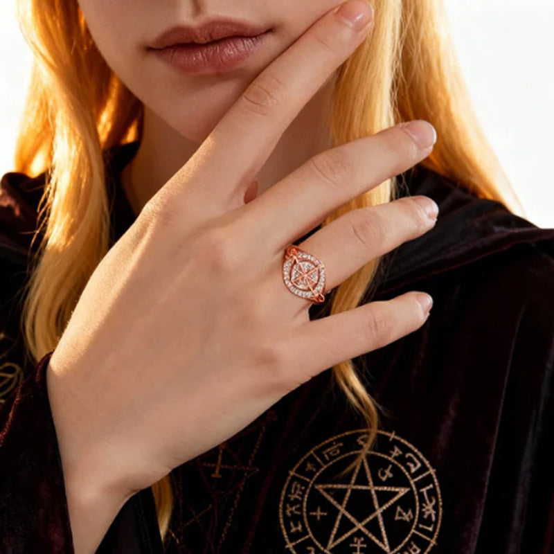 Elegant tofarvet ring med keltisk knude og zirkoni