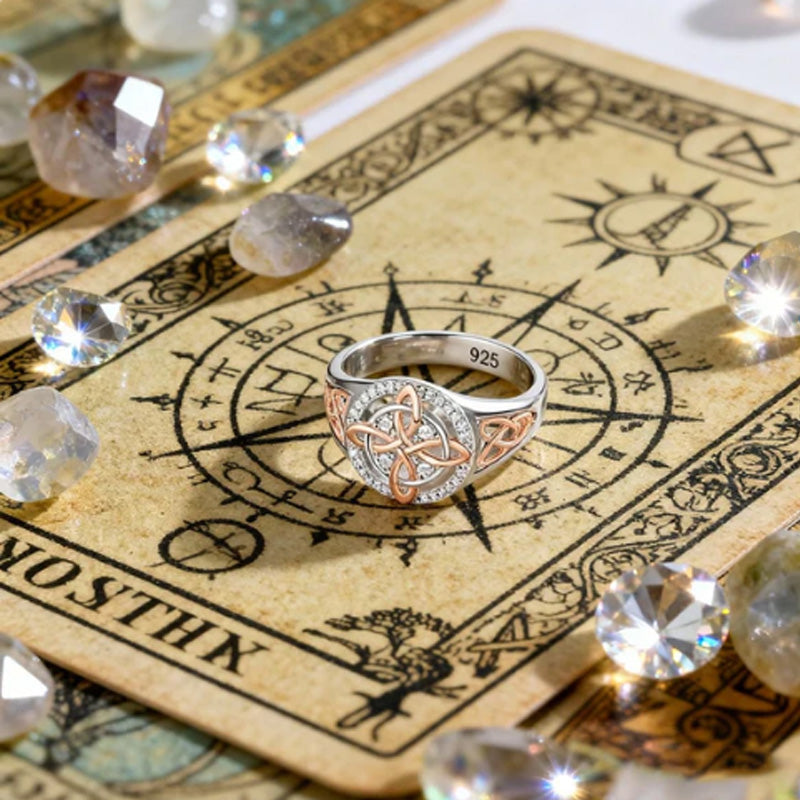Elegant tofarvet ring med keltisk knude og zirkoni