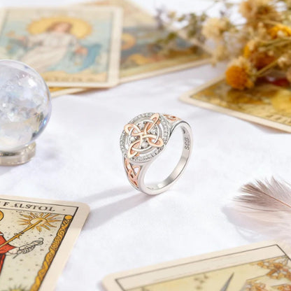 Elegant tofarvet ring med keltisk knude og zirkoni