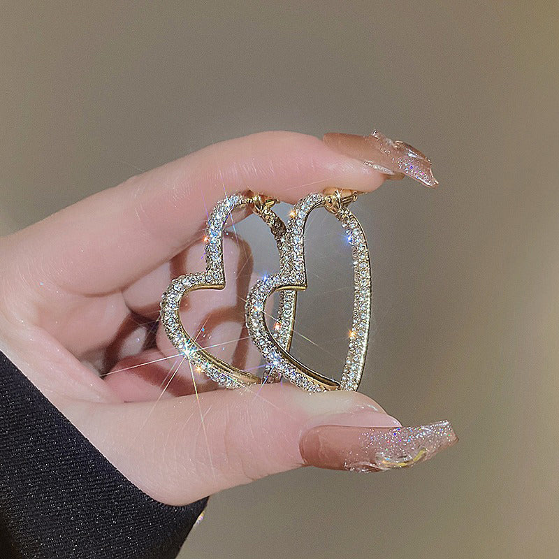 Funkende guldøreringe i hjerteform til kvinder